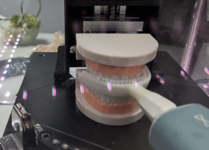 Y-Brush device that debuted at CES 2025